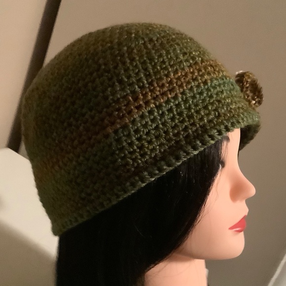New Crocheted ladies green variegated with cream color cloche style hat - Picture 2 of 3